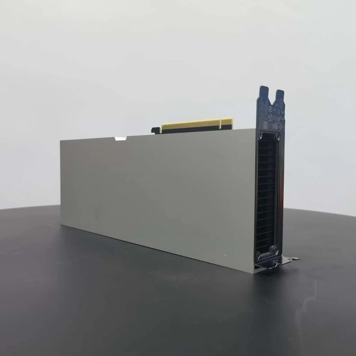 ภาพถ่ายจริงของ NVIDIA CMP 170HX 8GB พร้อมฮีตซิงก์แบบ passive