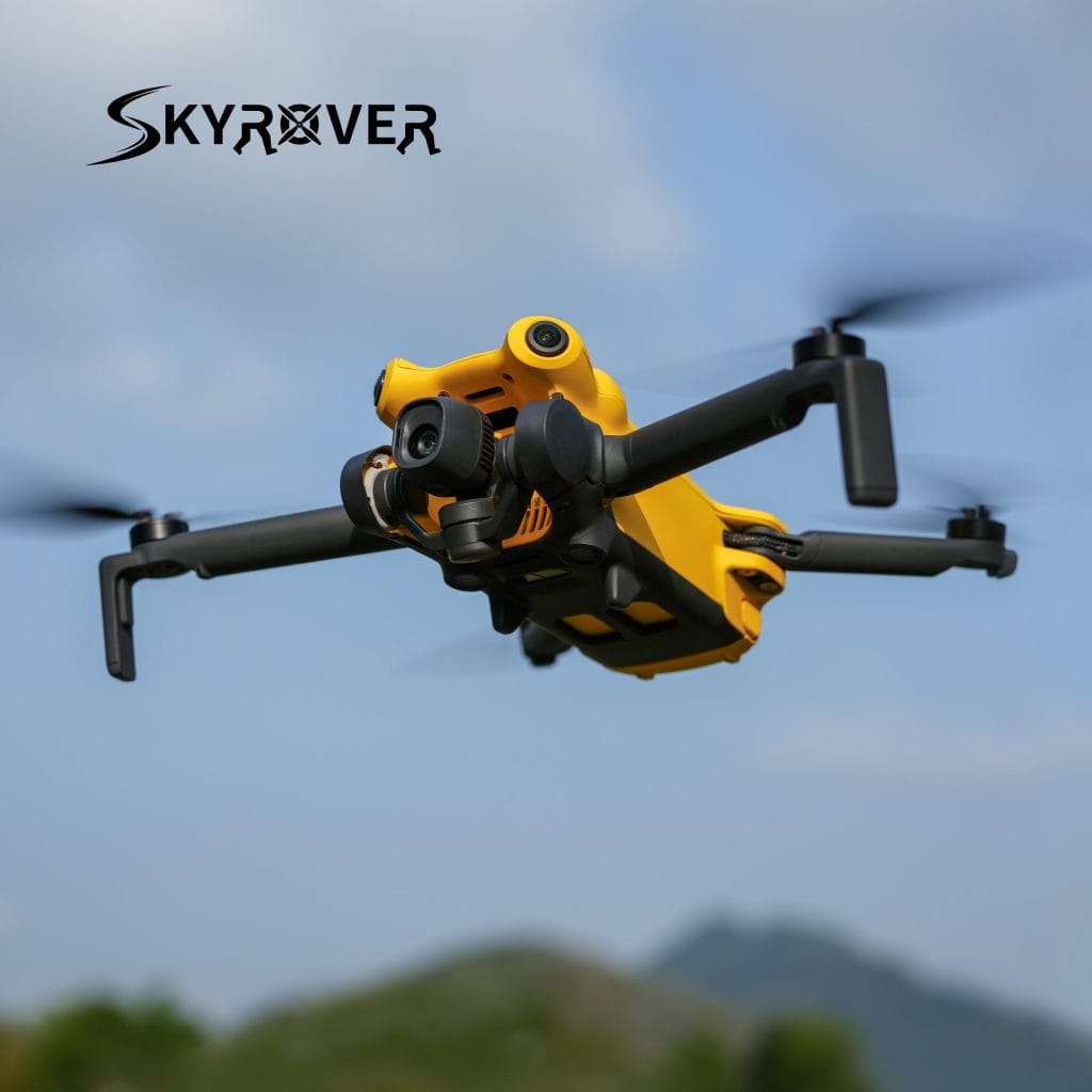 โดรน SKYROVER X1 สีเหลืองขณะบินอยู่กลางอากาศ